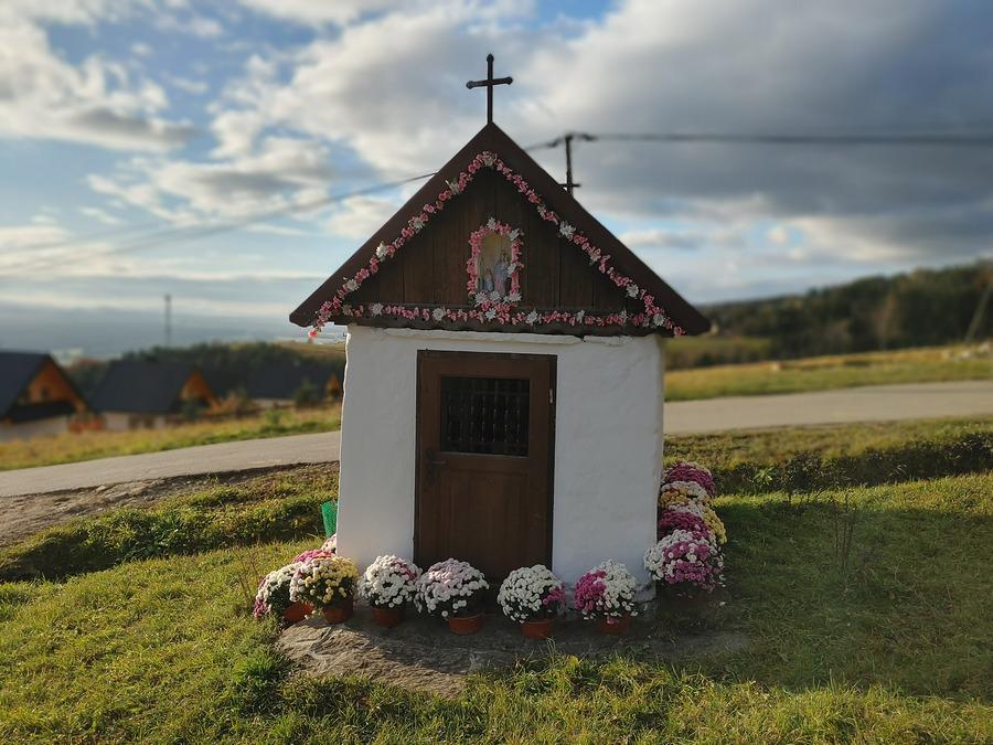 Kapliczki ozdobione chryzantemami