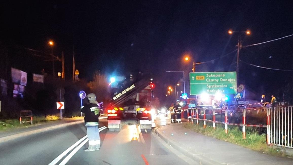 Samochodem w słup - kobieta w ciąży zabrana do szpitala