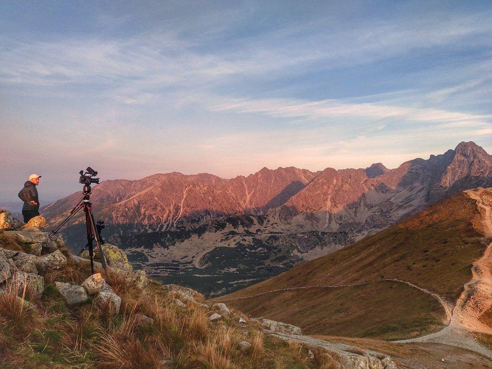 Górskie widoki i bliskość z naturą inspiracją i tłem działalności dla filmowców, fotografów i aktorów.