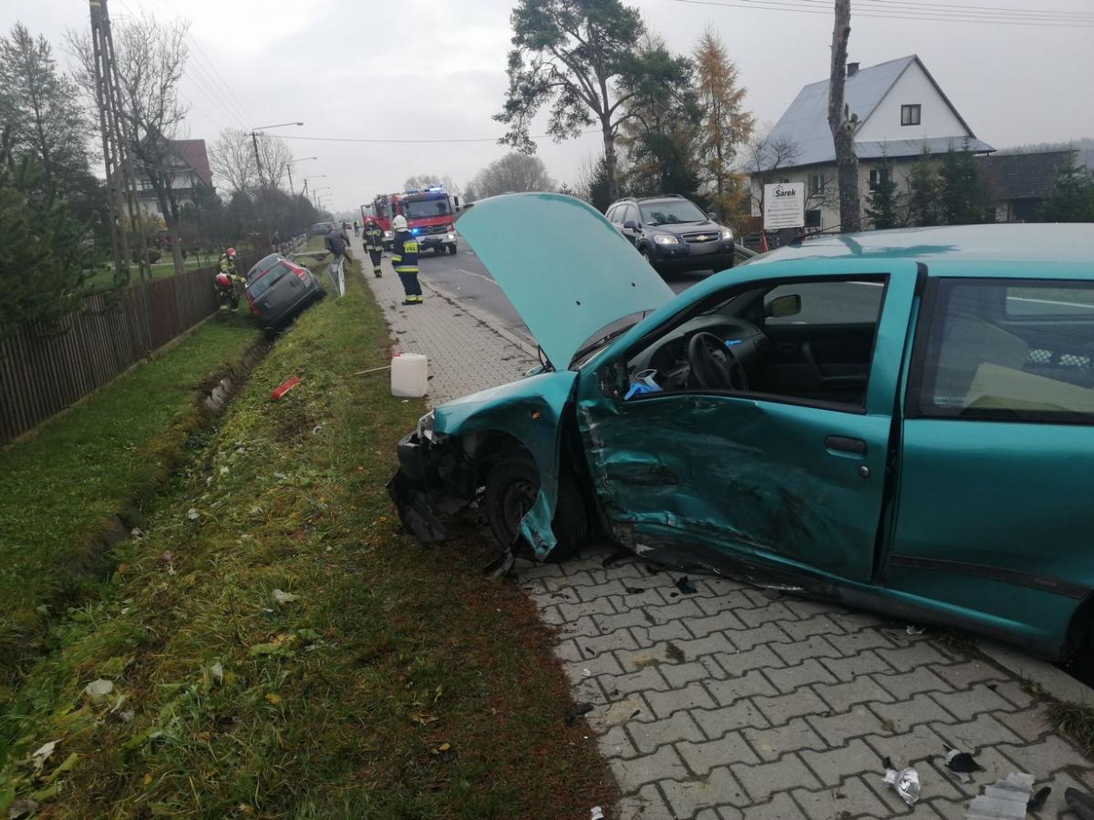 Zderzenie  samochodów w Piekielniku (zdjęcia)