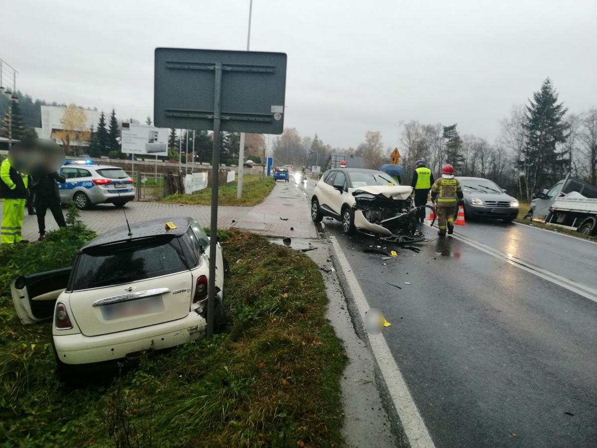 Groźne zderzenie trzech samochodów na drodze wojewódzkiej (zdjecia)