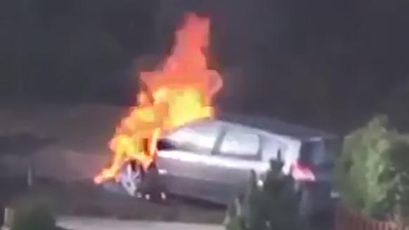 Bardzo groźny pożar samochodu (zdjęcia i film)
