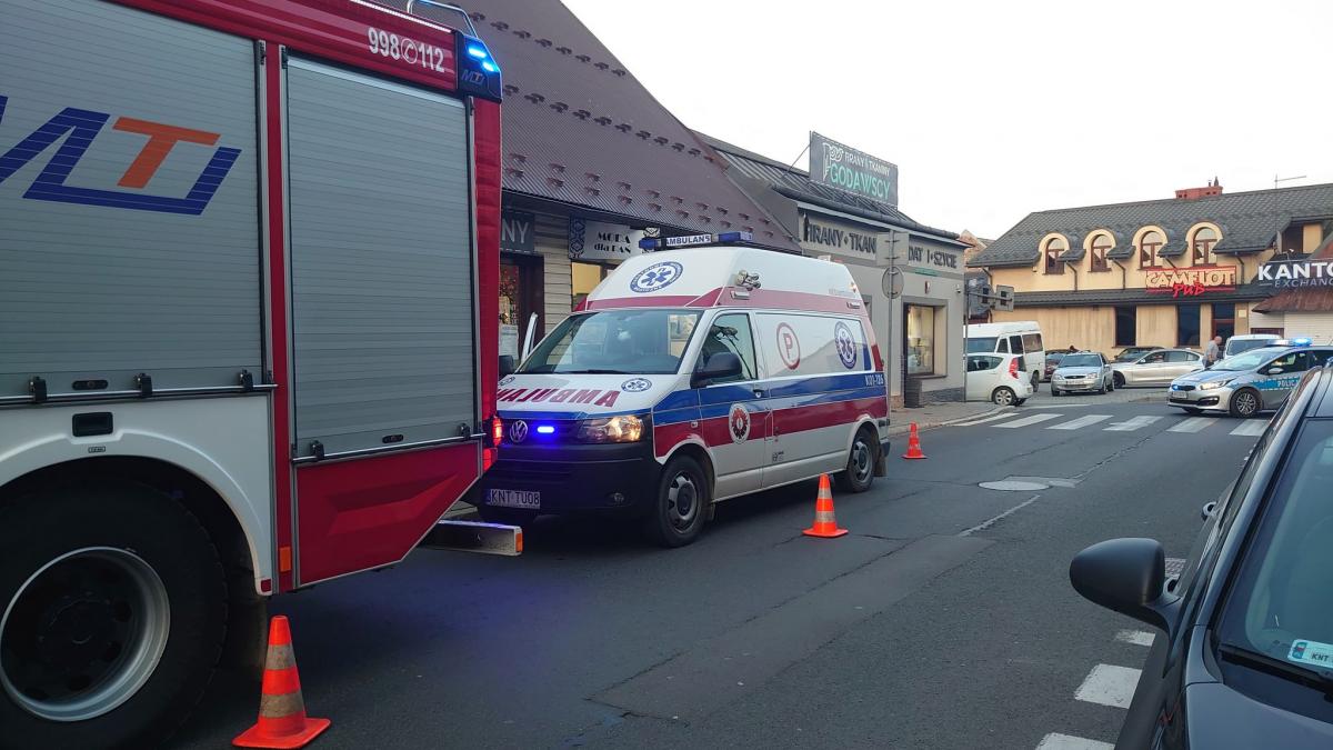 Dziecko wtargnęło pod samochód - niebezpieczne zdarzenie w centrum Nowego Targu (zdjęcia)