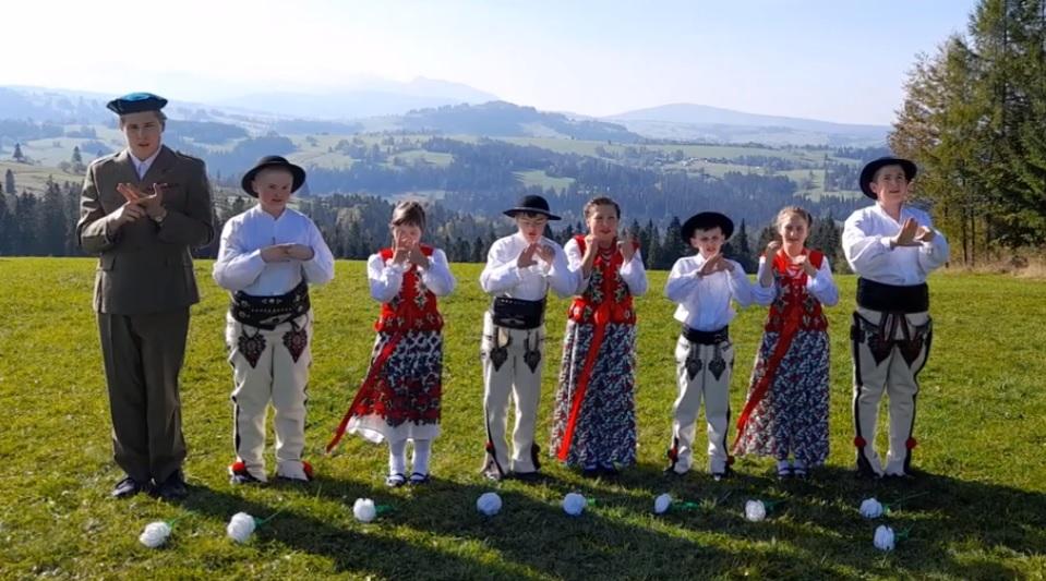 Wzruszająca patriotyczna pieśń w wykonaniu uczniów grup rewalidacyjnych 