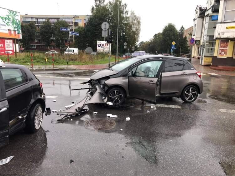 Groźne zderzenie na światłach (zdjęcia)