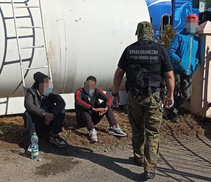 Nielegalni migranci na Podhalu przekroczyli granicę pod naczepą tira