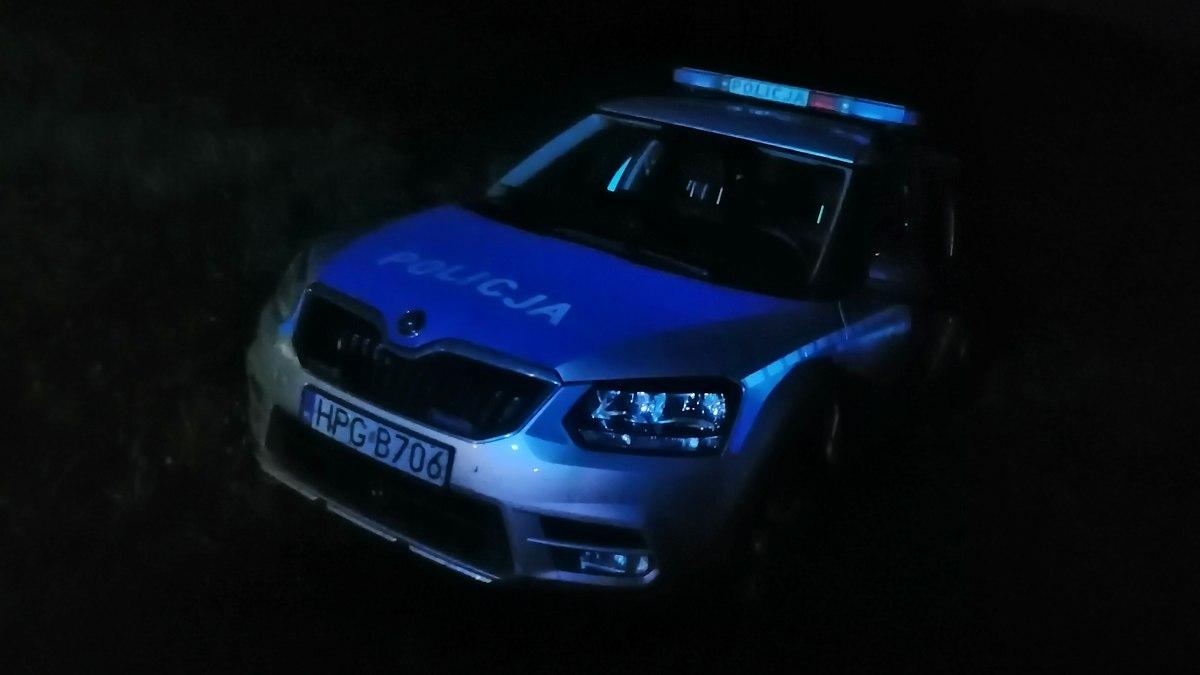 Pijany kierowca rozbił zaparkowane na poboczu BMW