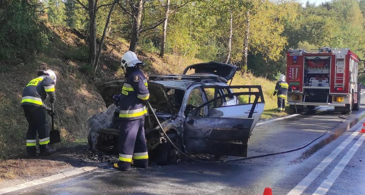 Pożar samochodu na drodze wojewódzkiej nr 969