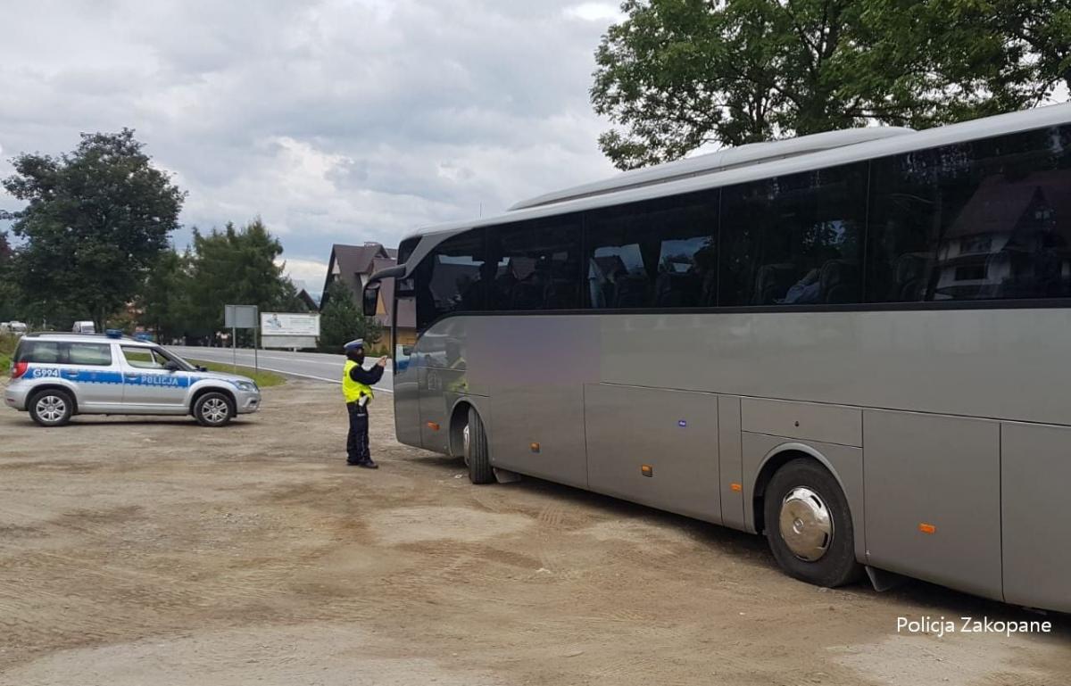 Miał sądowy zakaz prowadzenia pojazdów - złapali go za kierownicą ... autobusu