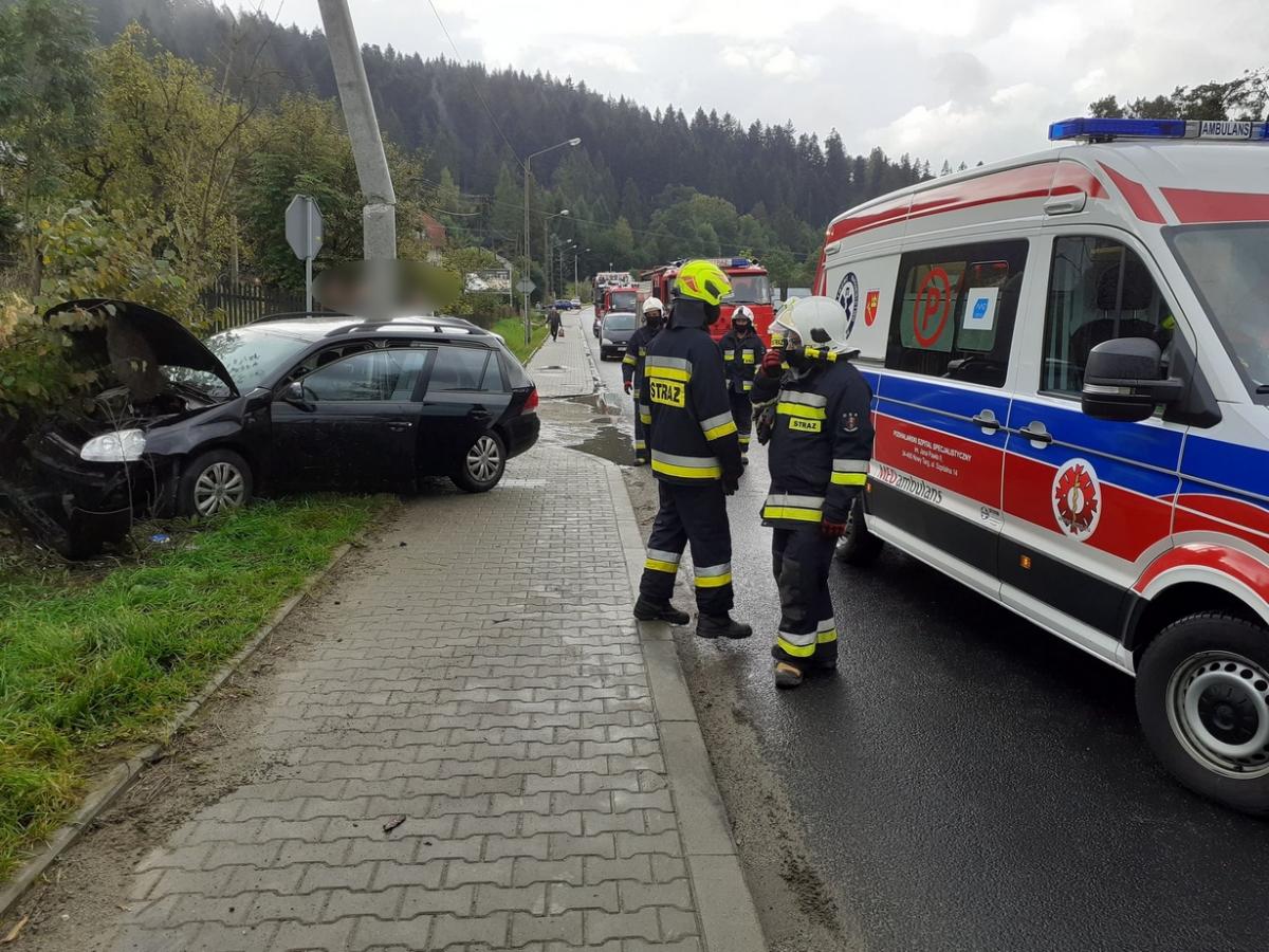 Samochód uderzył w słup (zdjęcia)