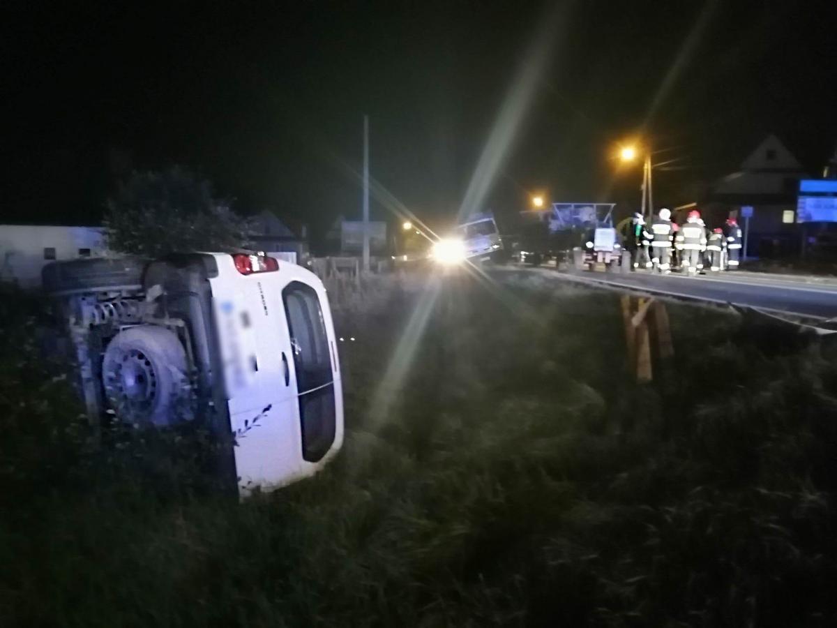 Samochód wypadł z drogi po zderzeniu z ciągnikiem rolniczym (zdjęcia)