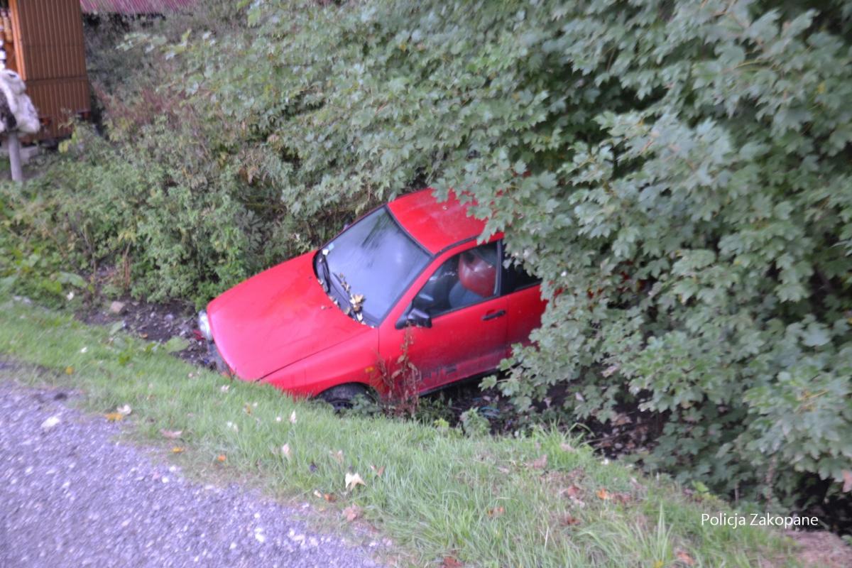 Policja odholowała porzucone auto przy zakopiance