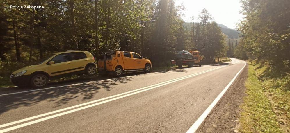 Policja konsekwentnie odholowuje nieprzepisowo zaparkowane samochody
