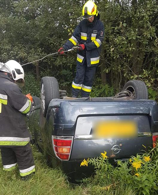 Nie zapanował nad pojazdem i dachował (zdjęcia)