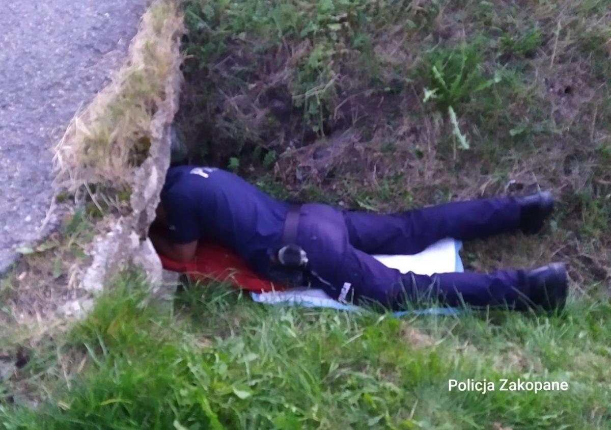 Policjanci uratowali pieska (zdjęcia)