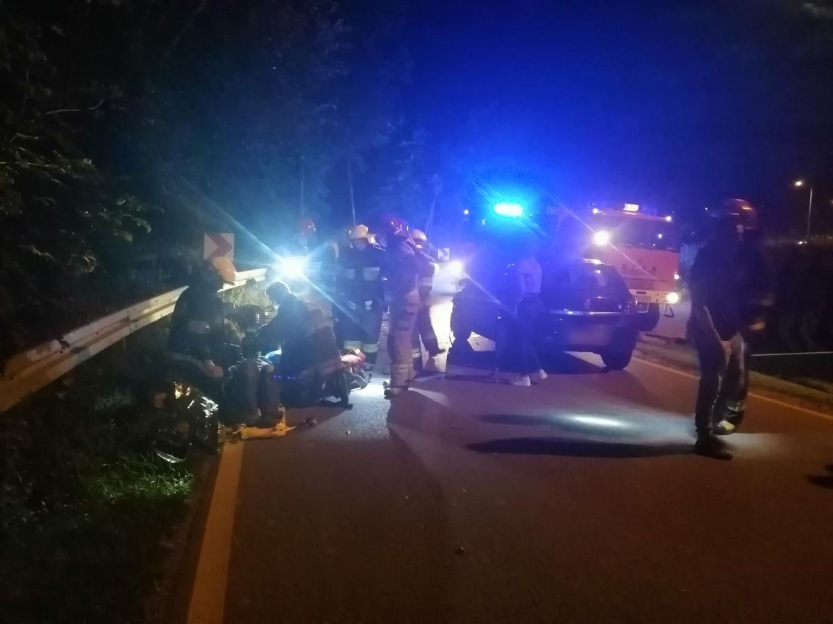 Groźne zderzenie samochodu osobowego ze skuterem w Cichem (zdjęcia)