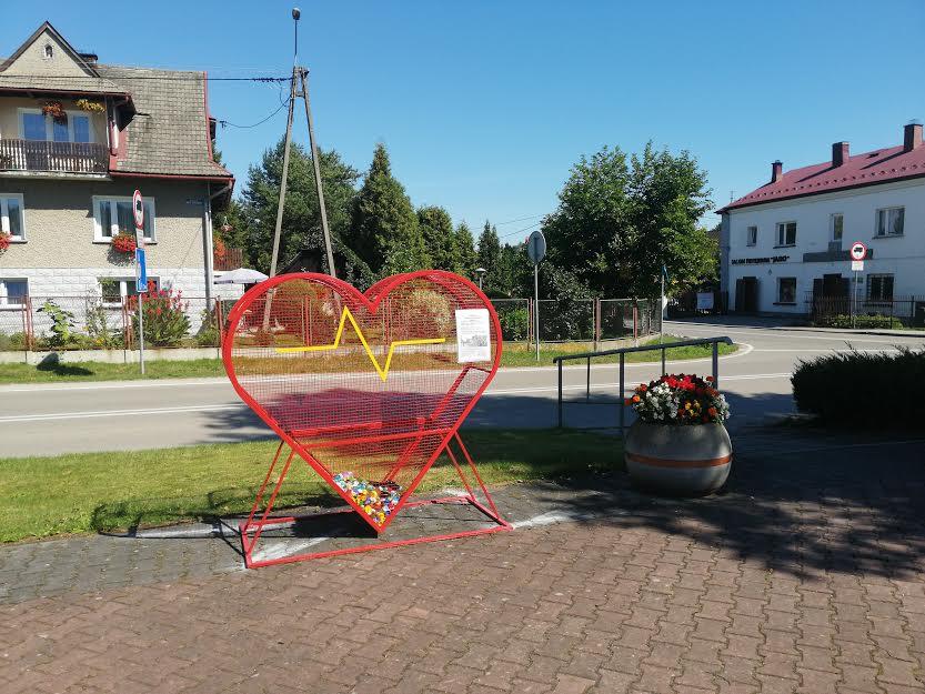 Wielkie serce na plastikowe nakrętki stanęło w centrum Raby Wyżnej - każdy z nas może pomóc