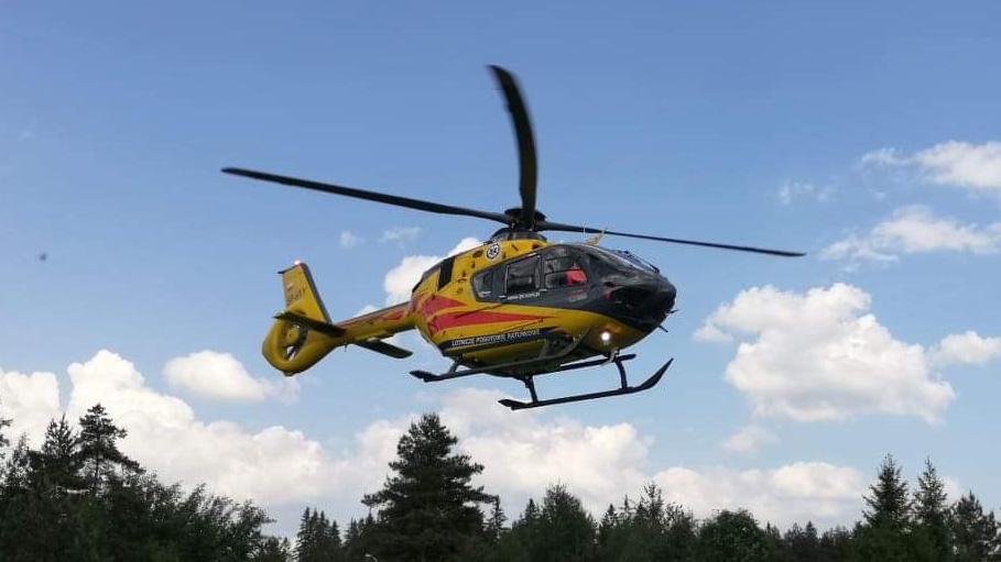 Gorce. Rowerzysta z raną kłutą zabrany śmigłowcem do szpitala
