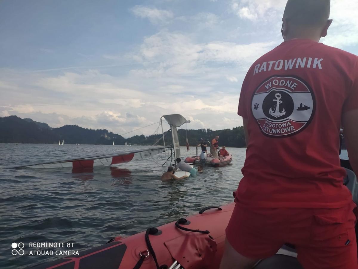 Katamaran przewrócił się podczas regat na jeziorze