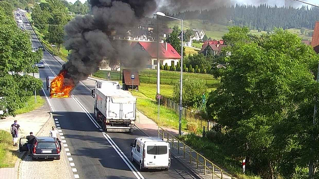 Pożar samochodu na zakopiance (zdjęcia)