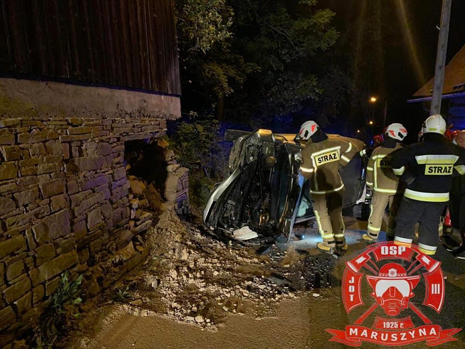 Uderzył w podmurówkę budynku - groźne zdarzenie w Maruszynie (zdjęcia)