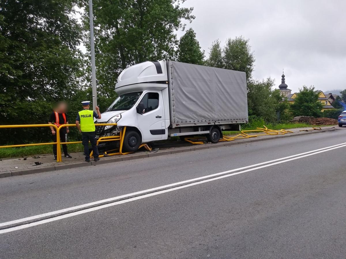 Bus skosił barierki na zakopiance