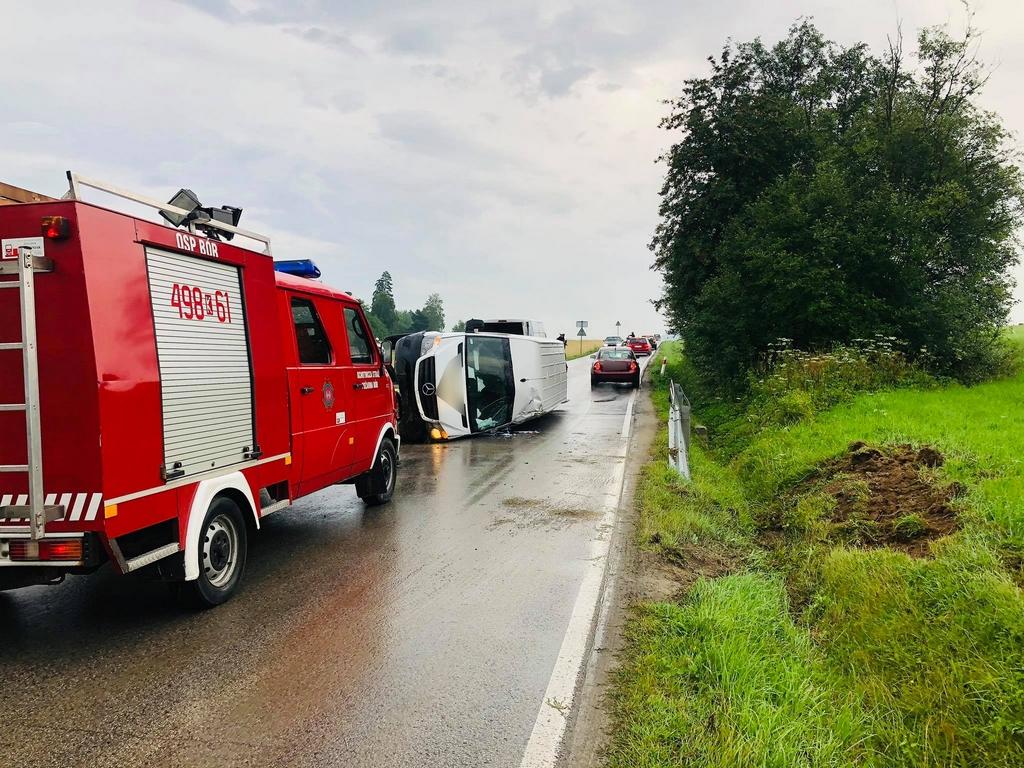 Bus przewrócił się na jezdnię (zdjęcia)