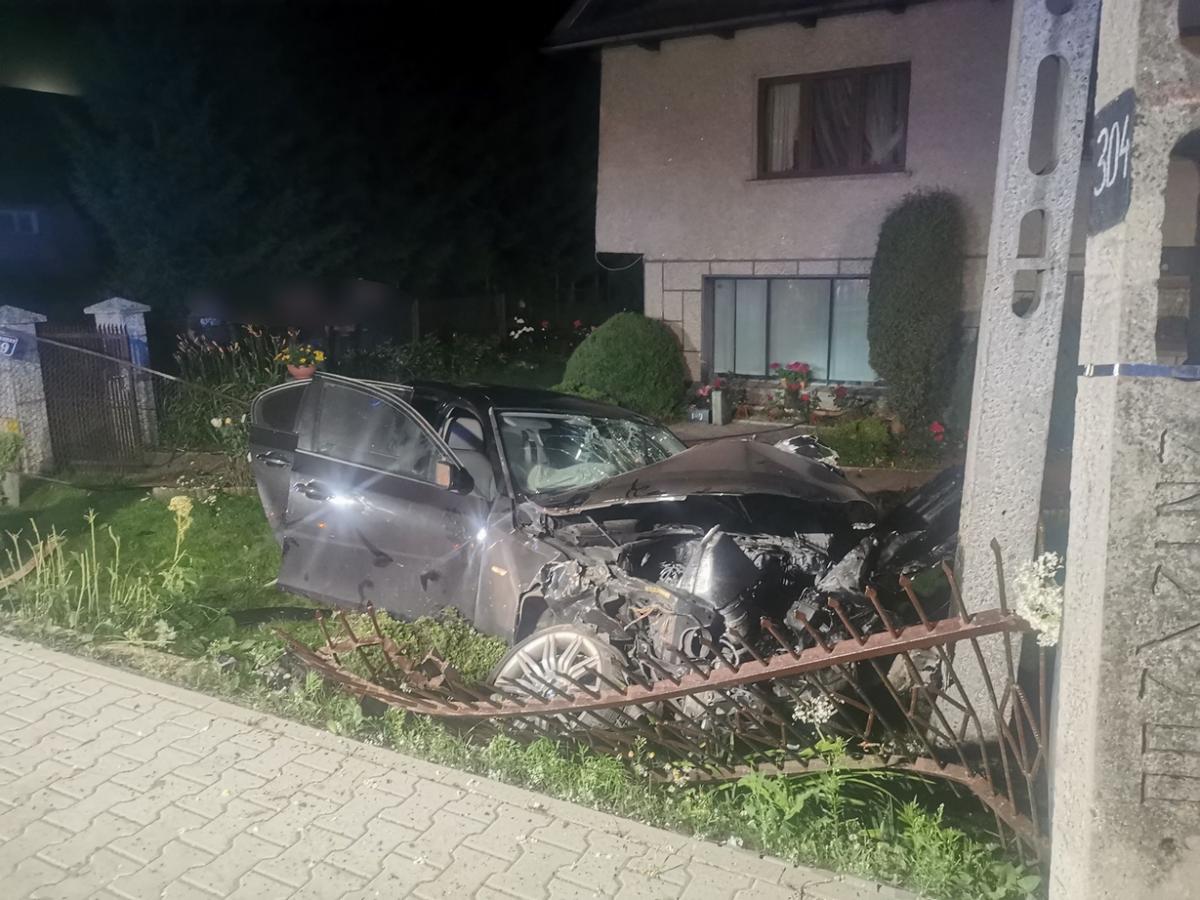Rozbity samochód, zniszczone ogrodzenie, zdewastowany ogródek, a kierowca oddalił się z miejsca zdarzenia