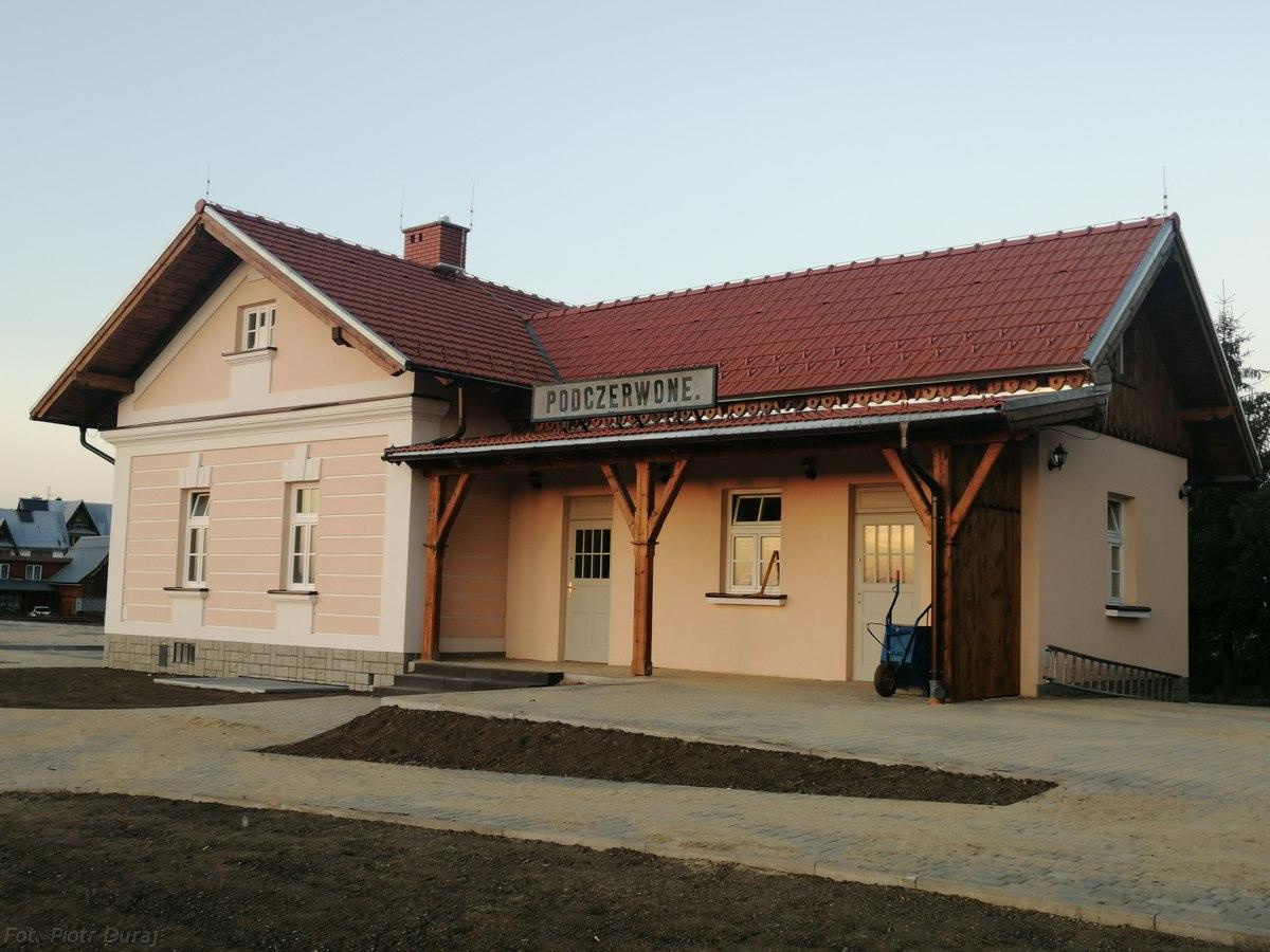 Dawna stacja kolejowa w Podczerwonem odzyskała dawny blask (zdjęcia)
