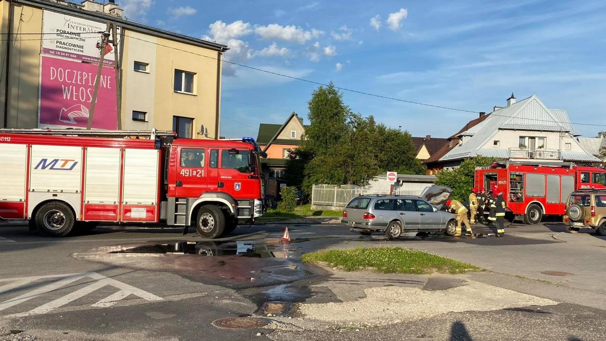 Pożar samochodu osobowego przy Stadionie Miejskim im. Józefa Piłsudskiego w Nowym Targu (zdjęcia)