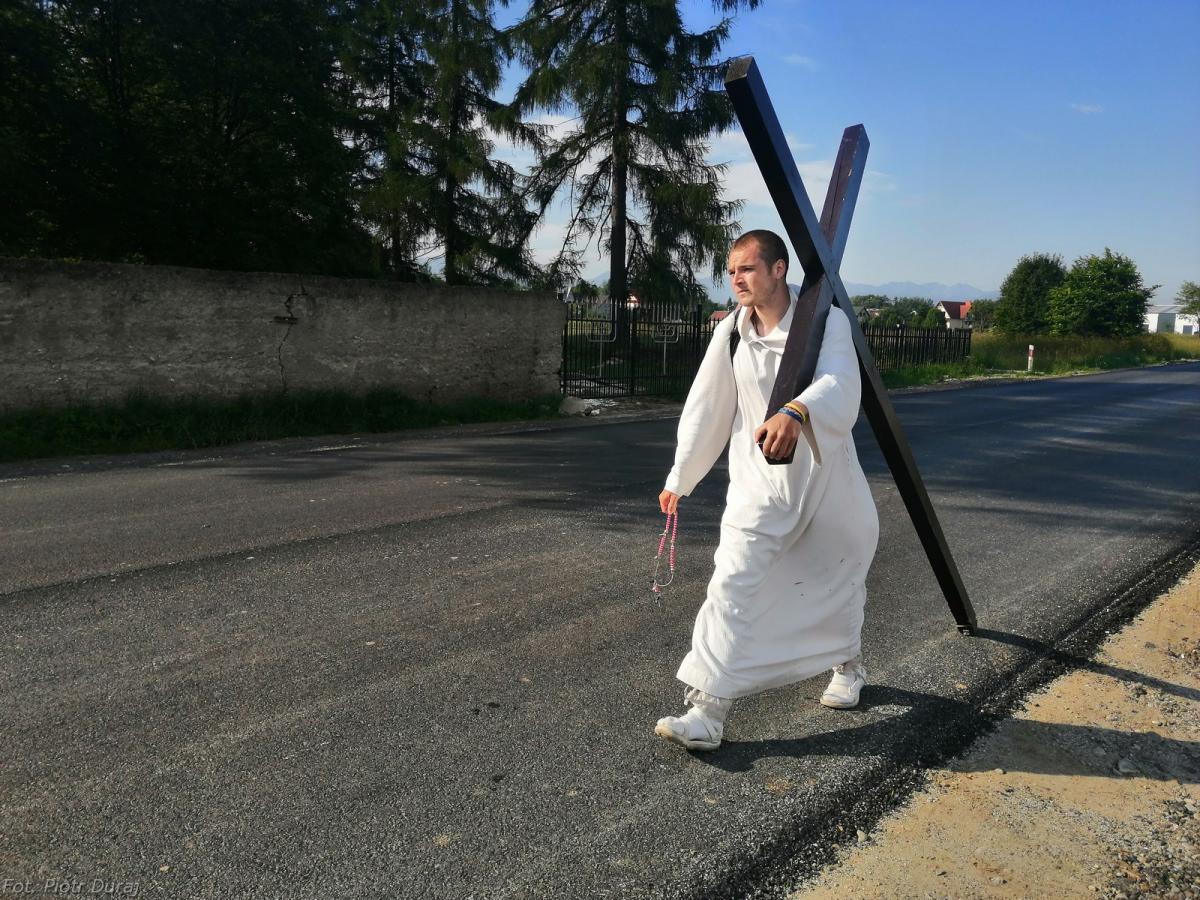 Michał Ulewiński opuszcza Podhale - wędrując z krzyżem, modli się za Polskę (zdjęcia)