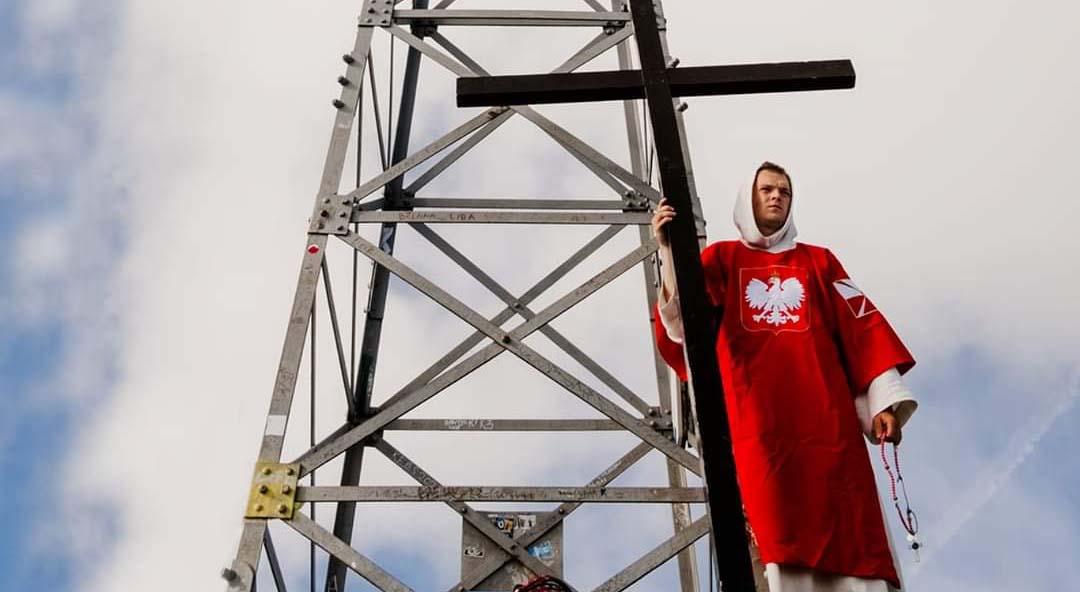 Z krzyżem na ramionach przemierzył całą Polskę i wszedł na Giewont