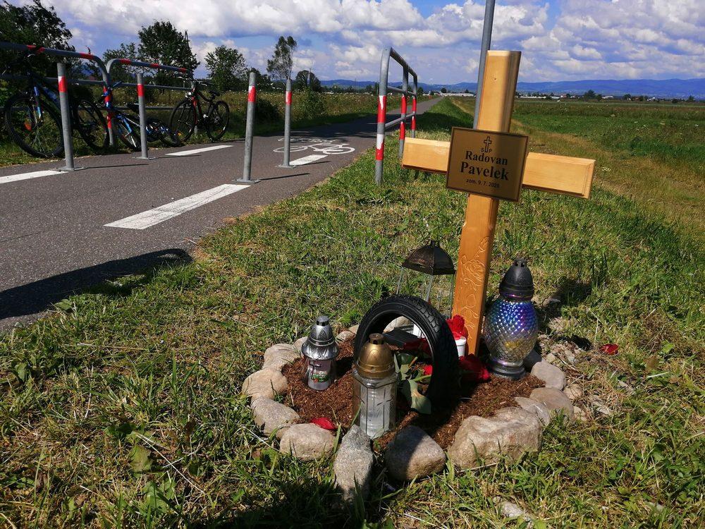 Symboliczny nagrobek przy ścieżce rowerowej będzie przypominał o wielkiej tragedii (zdjęcia)