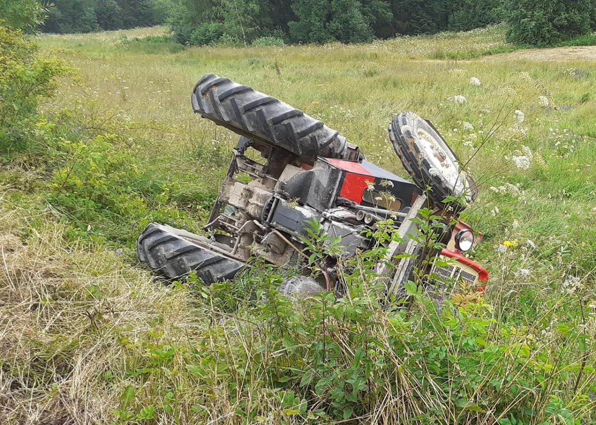 Traktor spadł ze skarpy - dwie starsze osoby poszkodowane (zdjęcia)