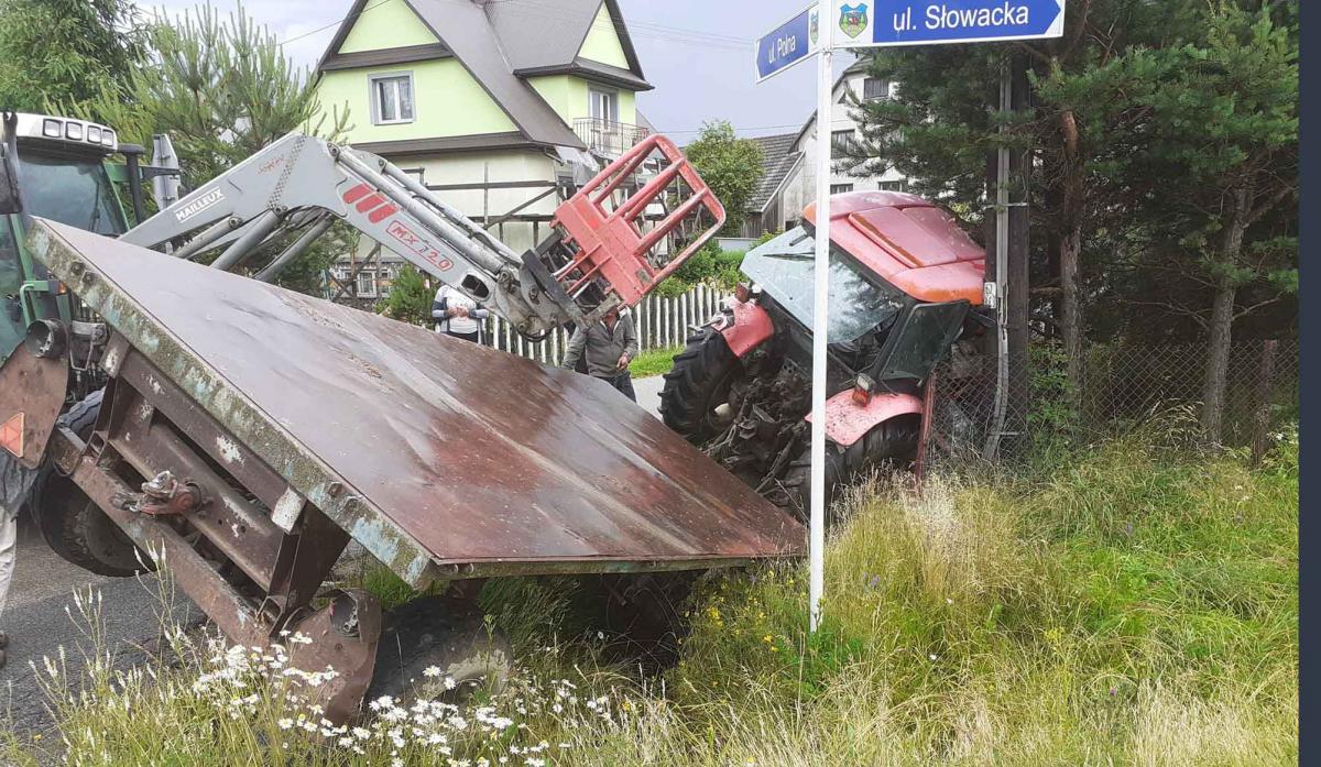 Przewrócił się traktor - wezwano straż