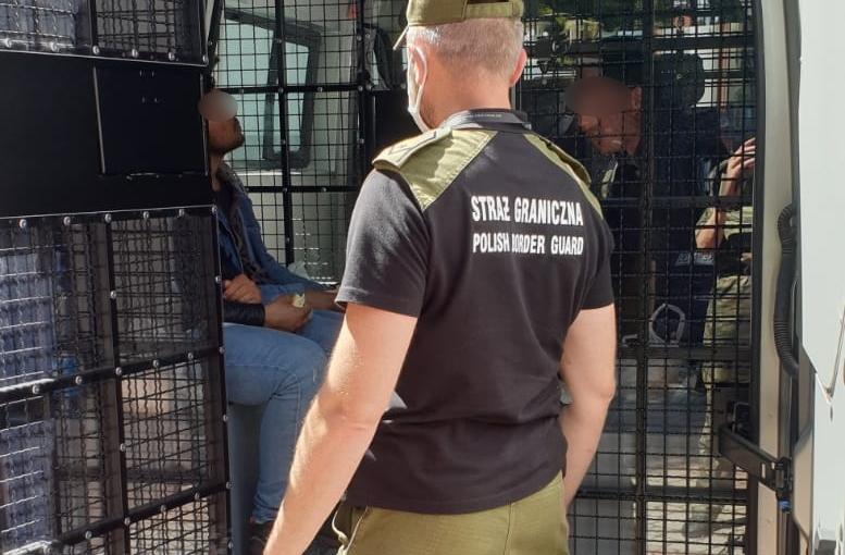 Przejechali z Grecji do Polski na naczepie samochodu
