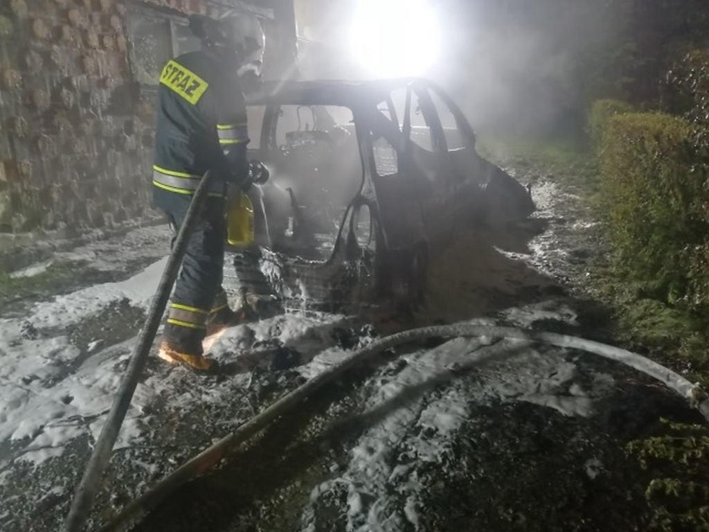 Nocny pożar samochodu