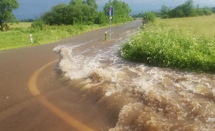 Podtopienia w Trutem i Morawczynie - z drogi zrobiła się rzeka