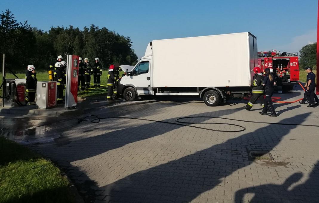 Pożar samochodu ciężarowego na stacji benzynowej