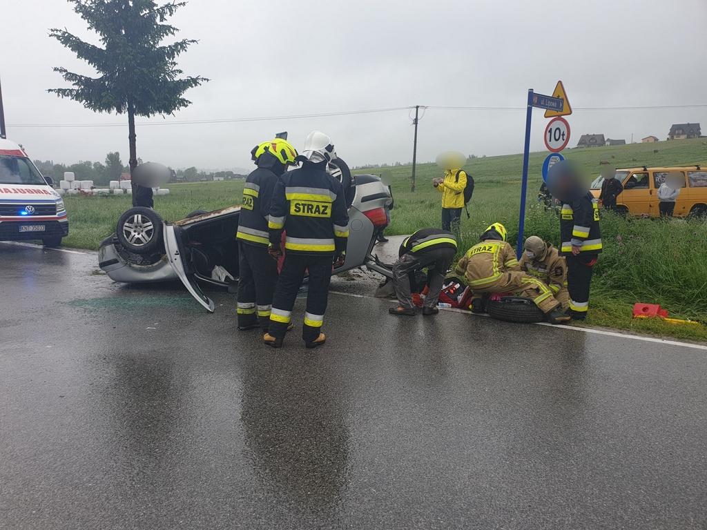 Groźne dachowanie - kierowca zabrany do szpitala