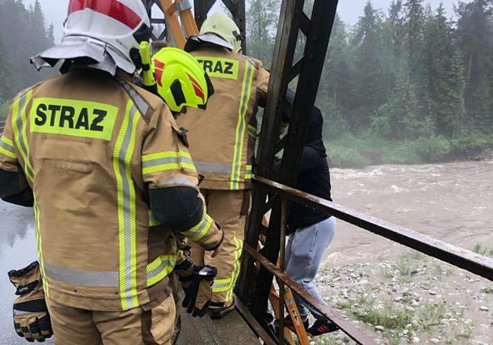 Piesek i mężczyzna utknęli na rzece - uratowali ich strażacy