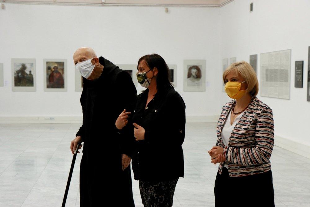 O. Leon Knabit odwiedził Miejską Galerię Sztuki