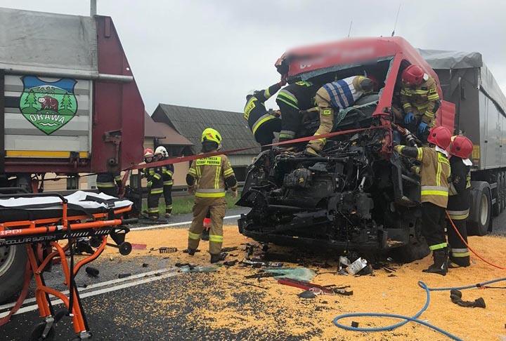 Groźny wypadek w Chyżnem - kierowca ze zmiażdżonymi nogami zabrany do szpitala (zdjęcia)