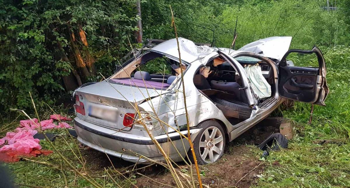 Groźne dachowanie BMW w Sieniawie - młody mężczyzna w ciężkim stanie (zdjęcia)