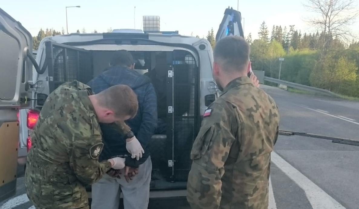 Algierczycy pod naczepą TIR-a próbowali dostać się do Niemiec