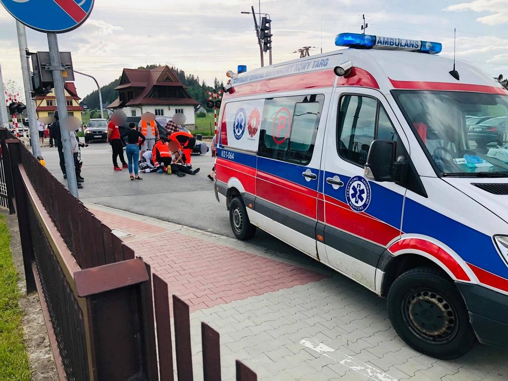 Groźne zderzenie motocyklisty z samochodem na skrzyżowaniu z nieczynną sygnalizacją (zdjecia)