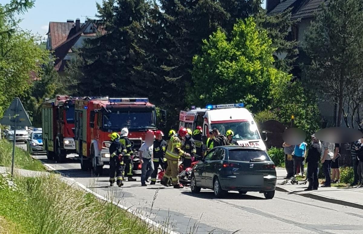 Bardzo groźne zderzenie motocyklisty z samochodem (zdjęcia)