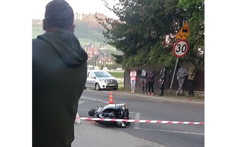 Groźne zderzenie motocykla z samochodem osobowym