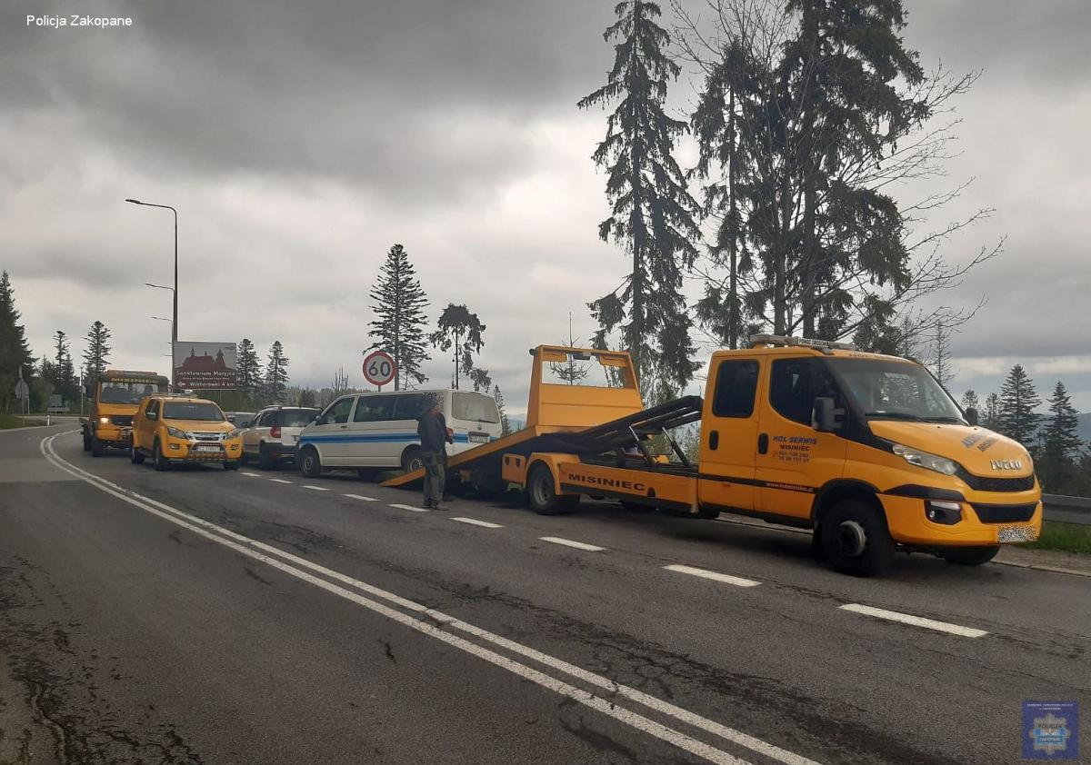 Policja patroluje drogę do Łysej Polany - kolejne auta odholowane