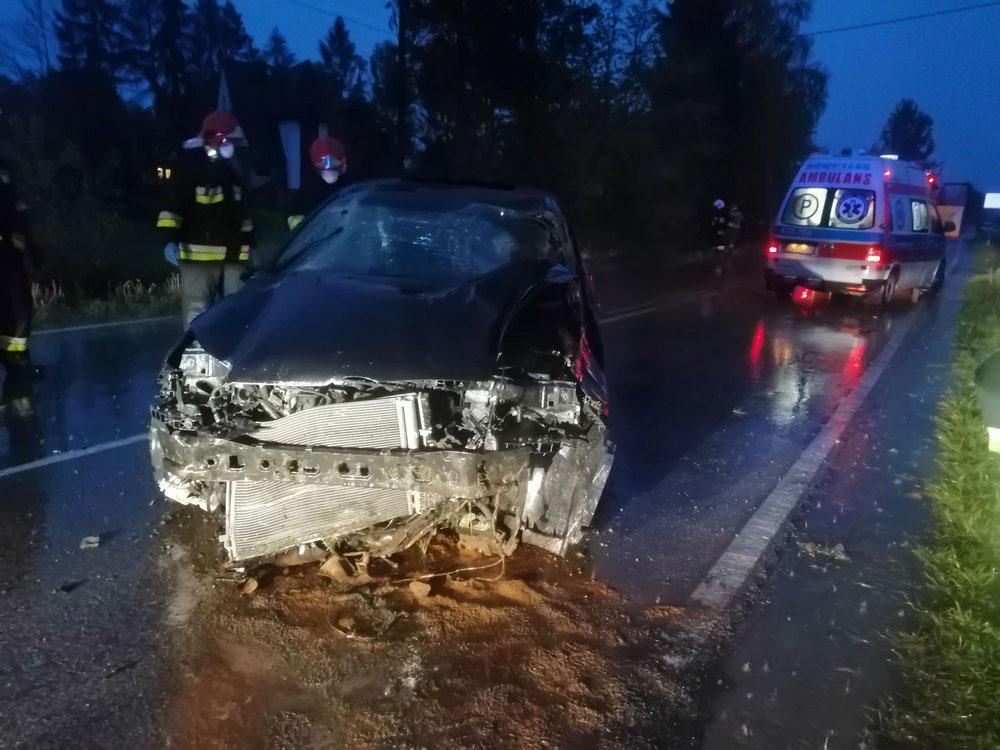 Groźne dachowanie w Koniówce - kierowca był pod wpływem alkoholu (zdjęcia)